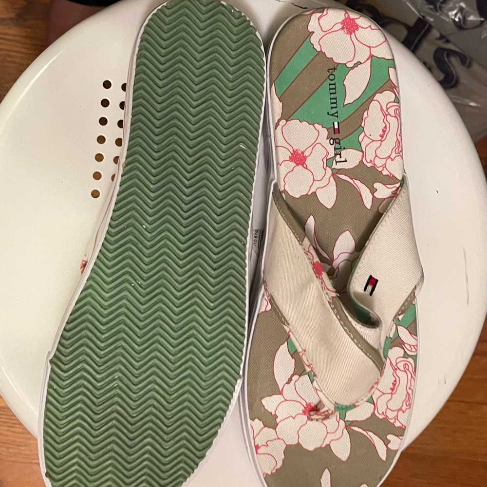 Tommy Hilfiger flower flip flops size 9